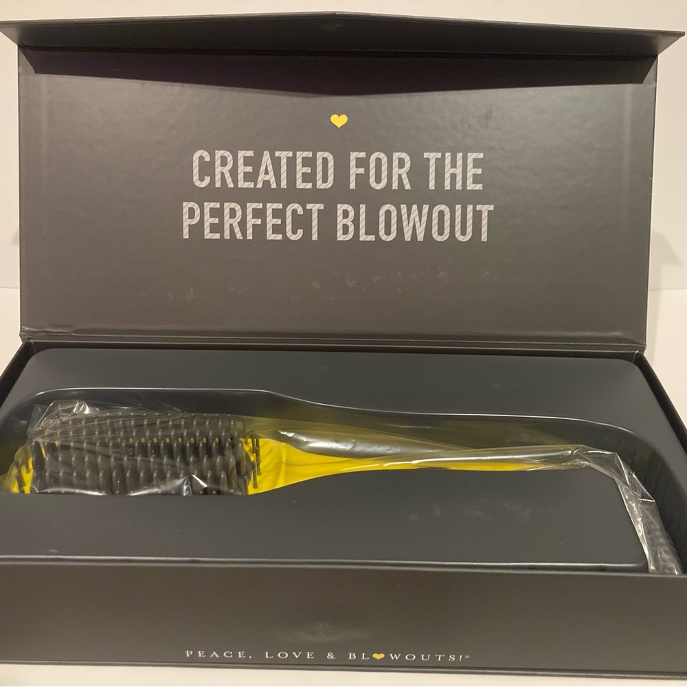 Dry Bar: The Crush Brush Heated Straightening Brush - Picture 2 of 4